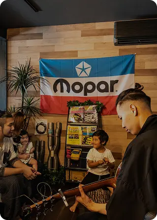 友人も家族も交わる社交場