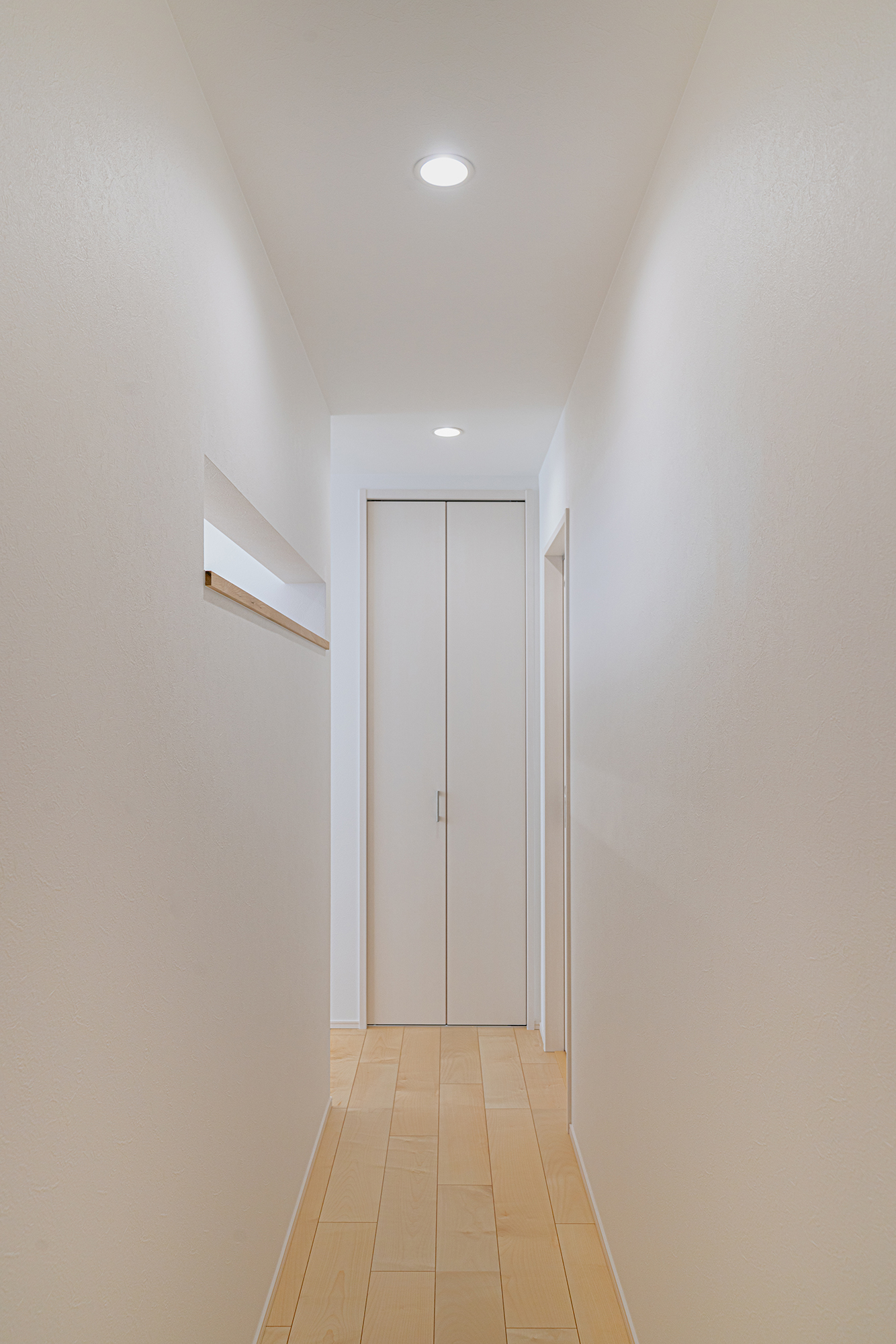 回廊のような廊下は、パブリックスペースと個室をゾーニングする役割も