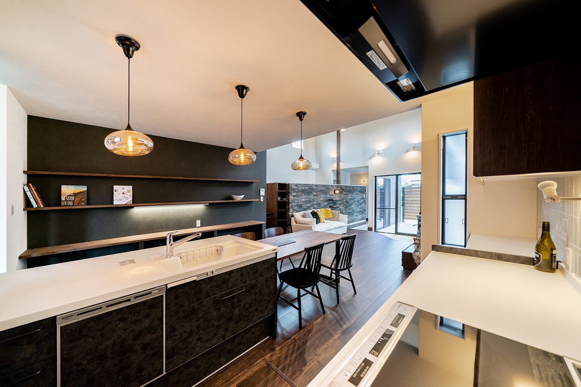 シンクとコンロが分かれたセパレート型キッチン。広い作業スペースを確保し、移動距離が短く料理しやすい