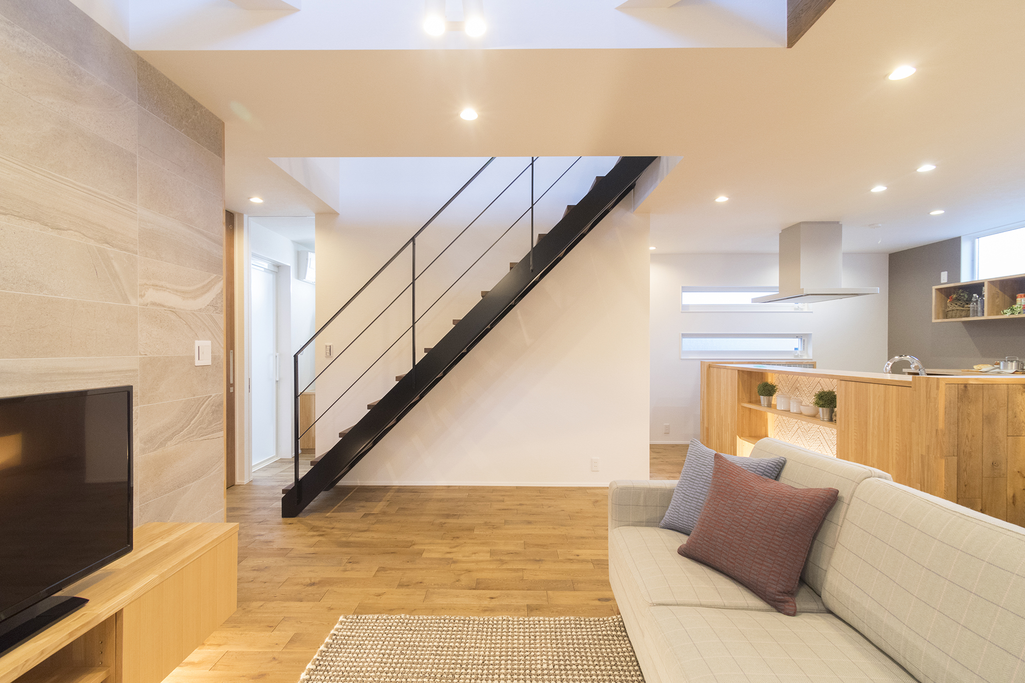 アイアン製の絵になる階段はカツデンアーキテックのもの。床材はアンティーク調のラスティックオークを採用