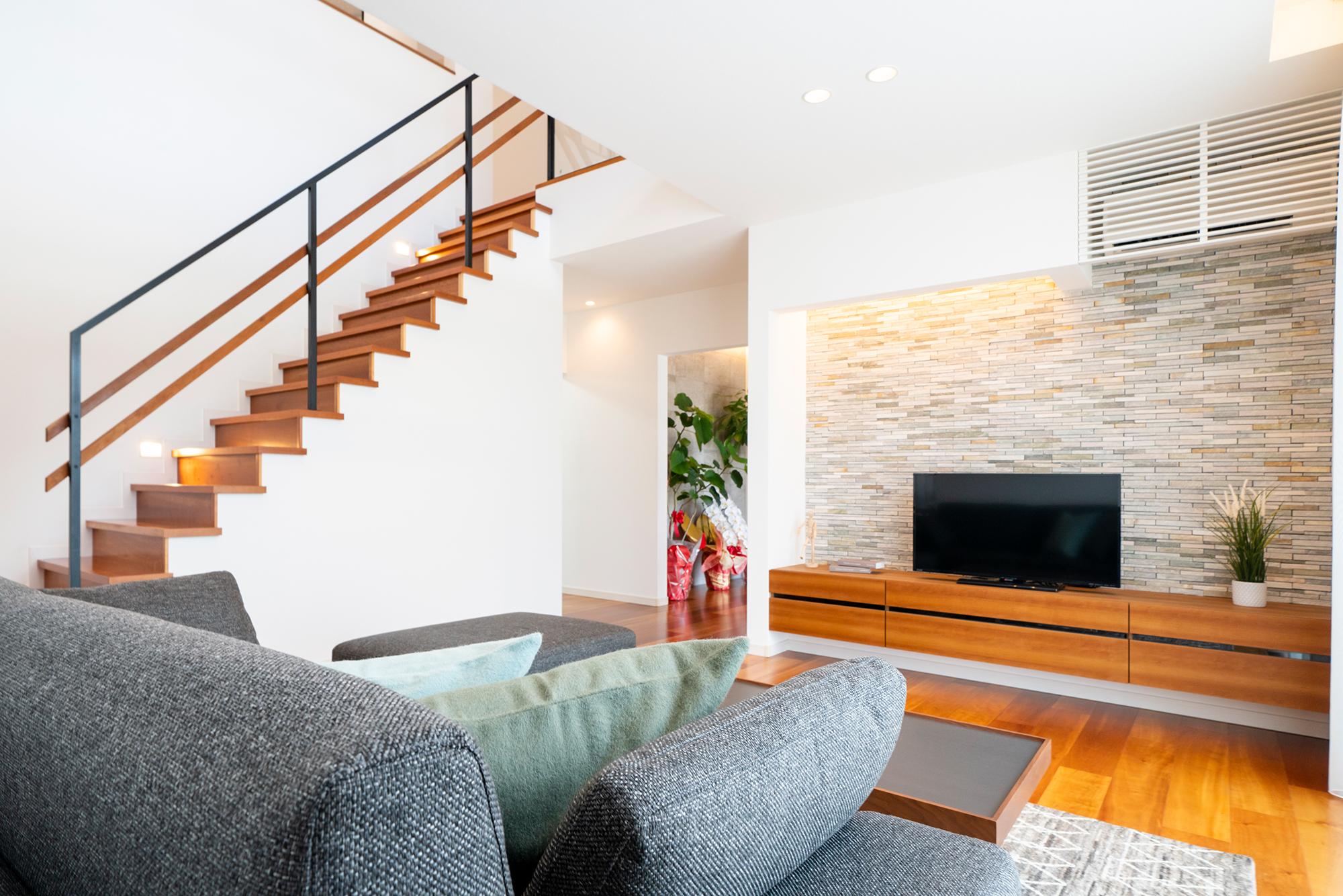 TVボードとエアコンなど、家電を配置する箇所は大きなニッチに、壁と面が合うので洗練された空間に。
