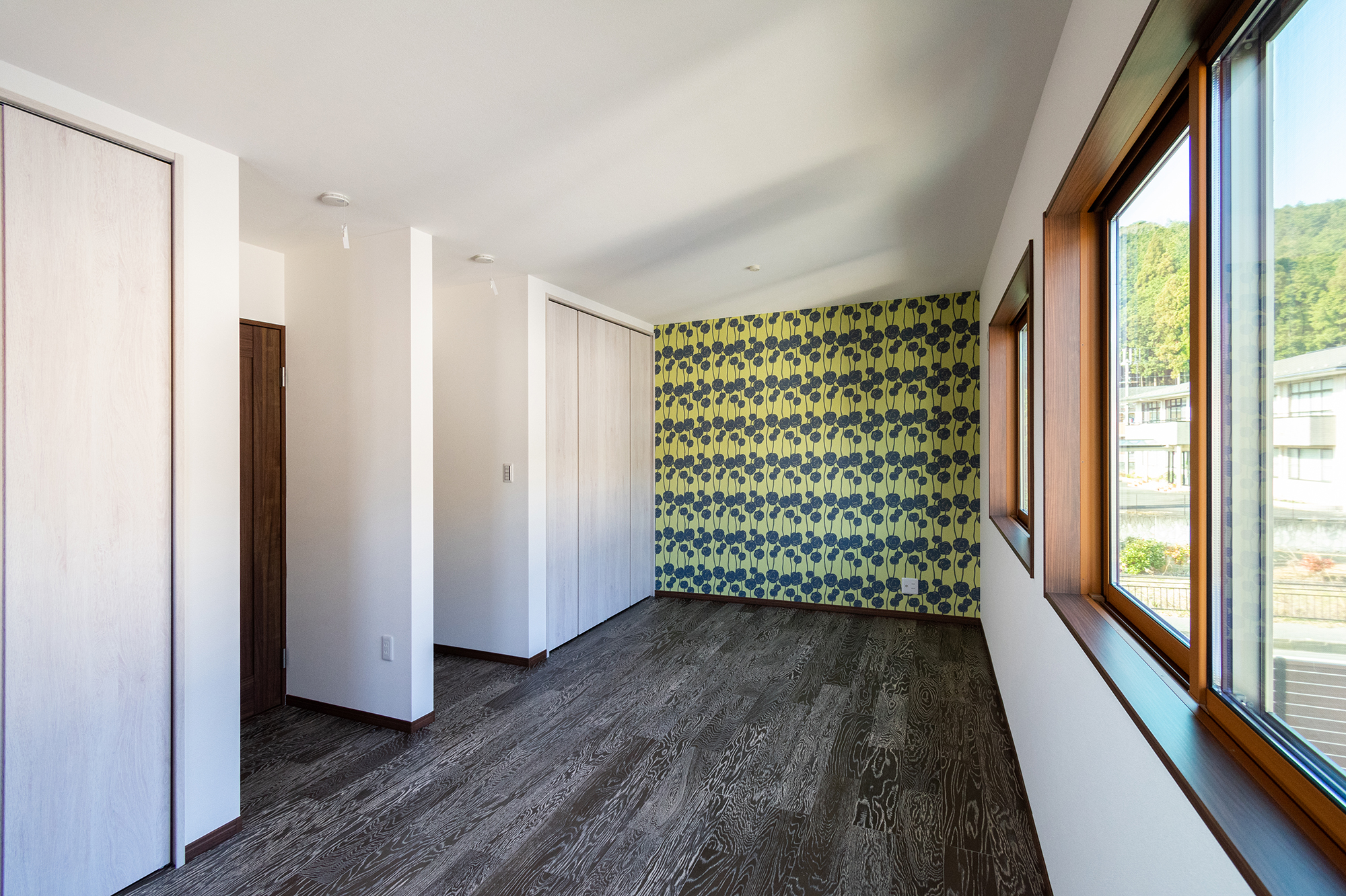 将来、個室として使えるように扉やクローゼットを2つ ずつ備えた⼦ども室。賑やかな壁紙に