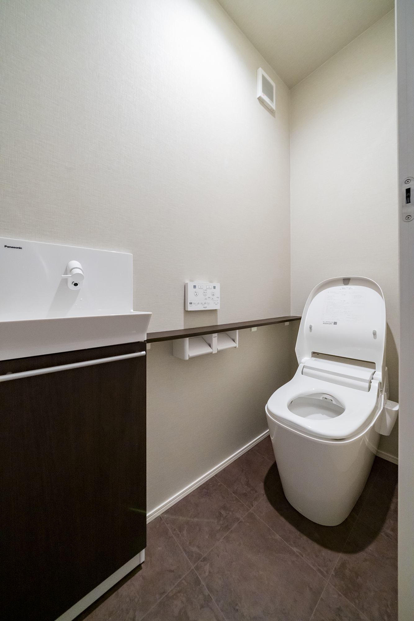 LDKを最大限広く取るため、トイレは1階だけに。寝室からのアクセスが良い配置。手洗いカウンターを設けている