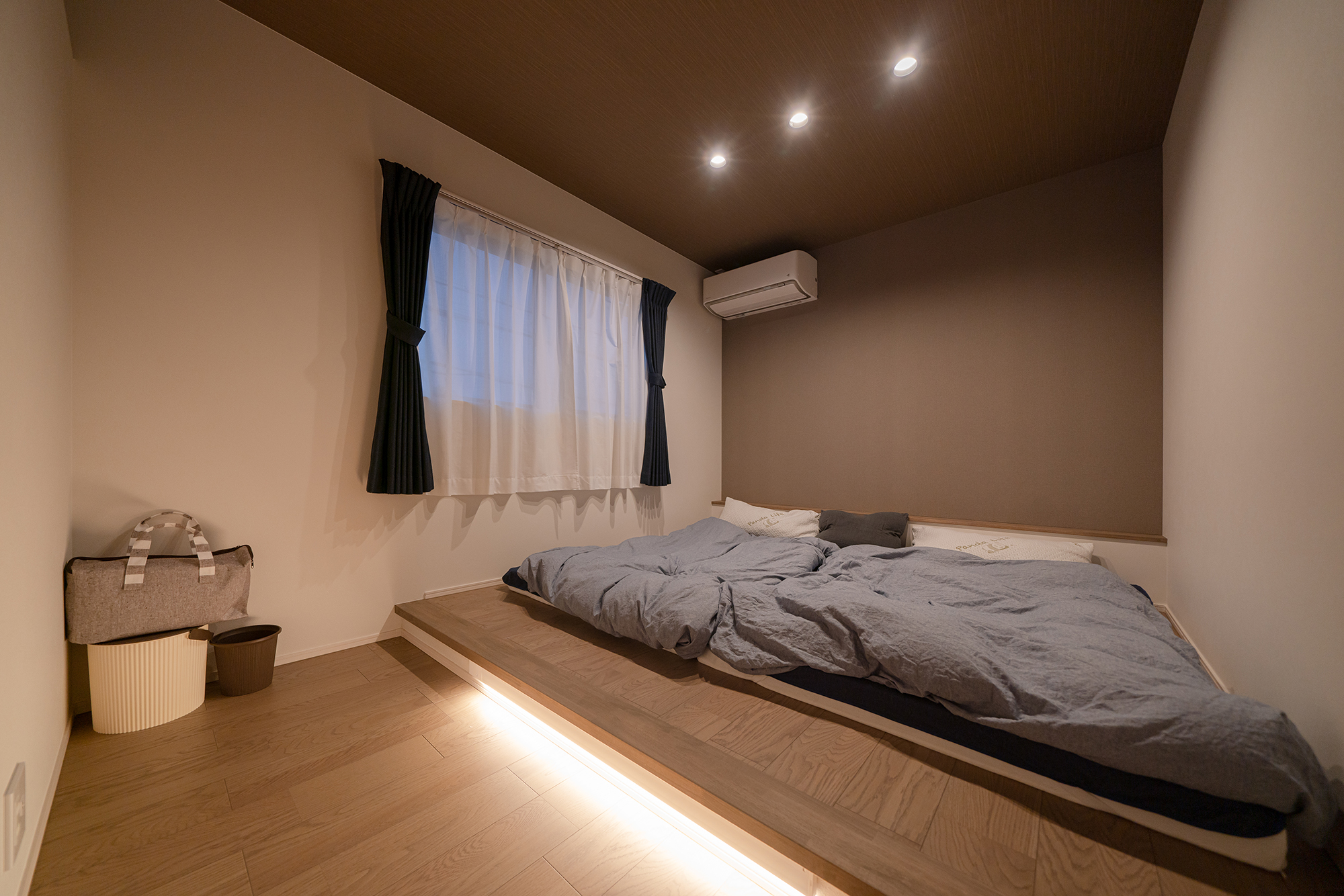 睡眠の質を上げる落ち着いた寝室。部屋をベッドにするコンパクトながら質の高い空間。