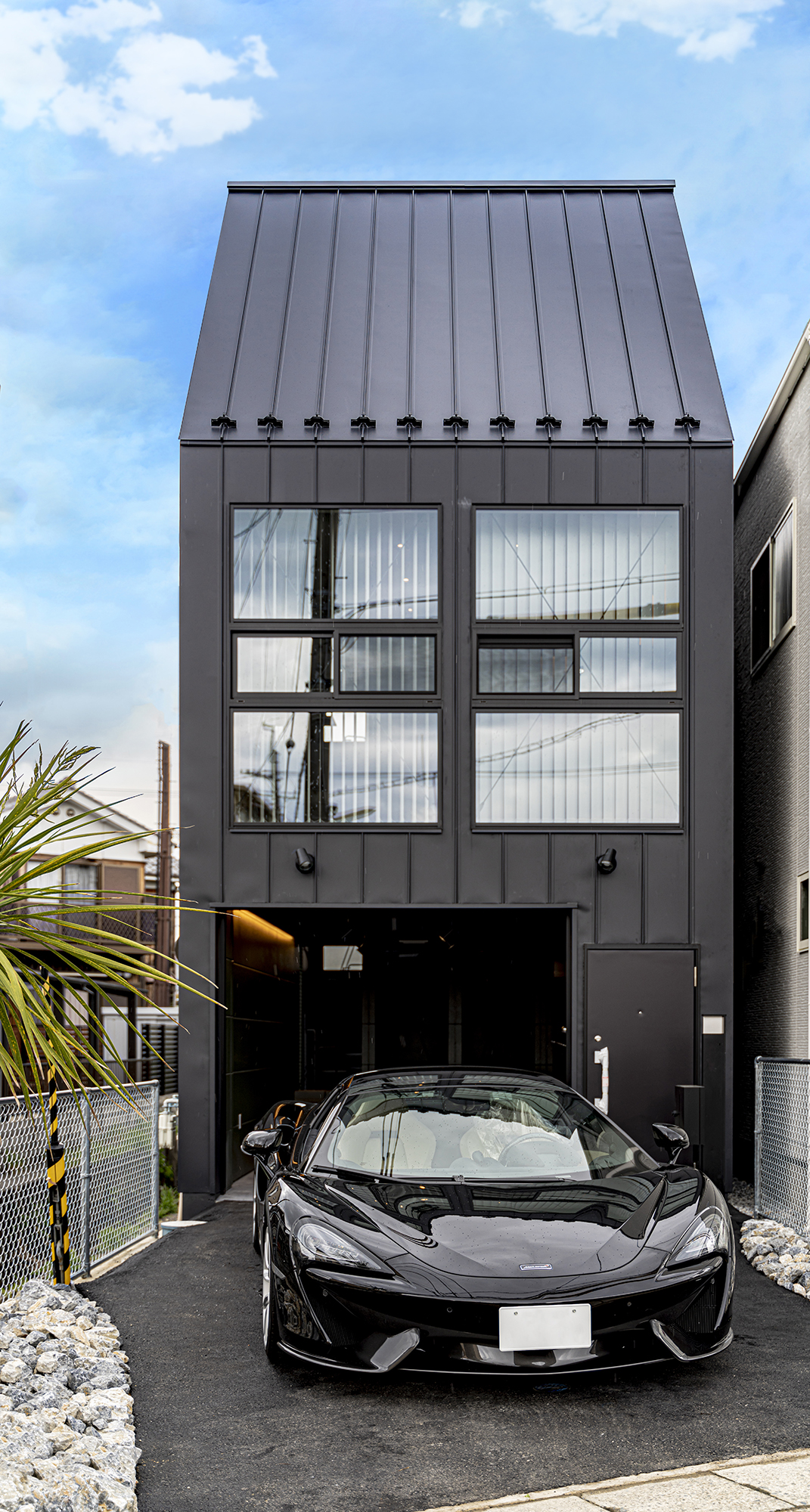 黒いガルバリウムの外壁がクール。インナーガレージが車とバイクを守ってくれる。倉庫風の無骨な外観デザイン