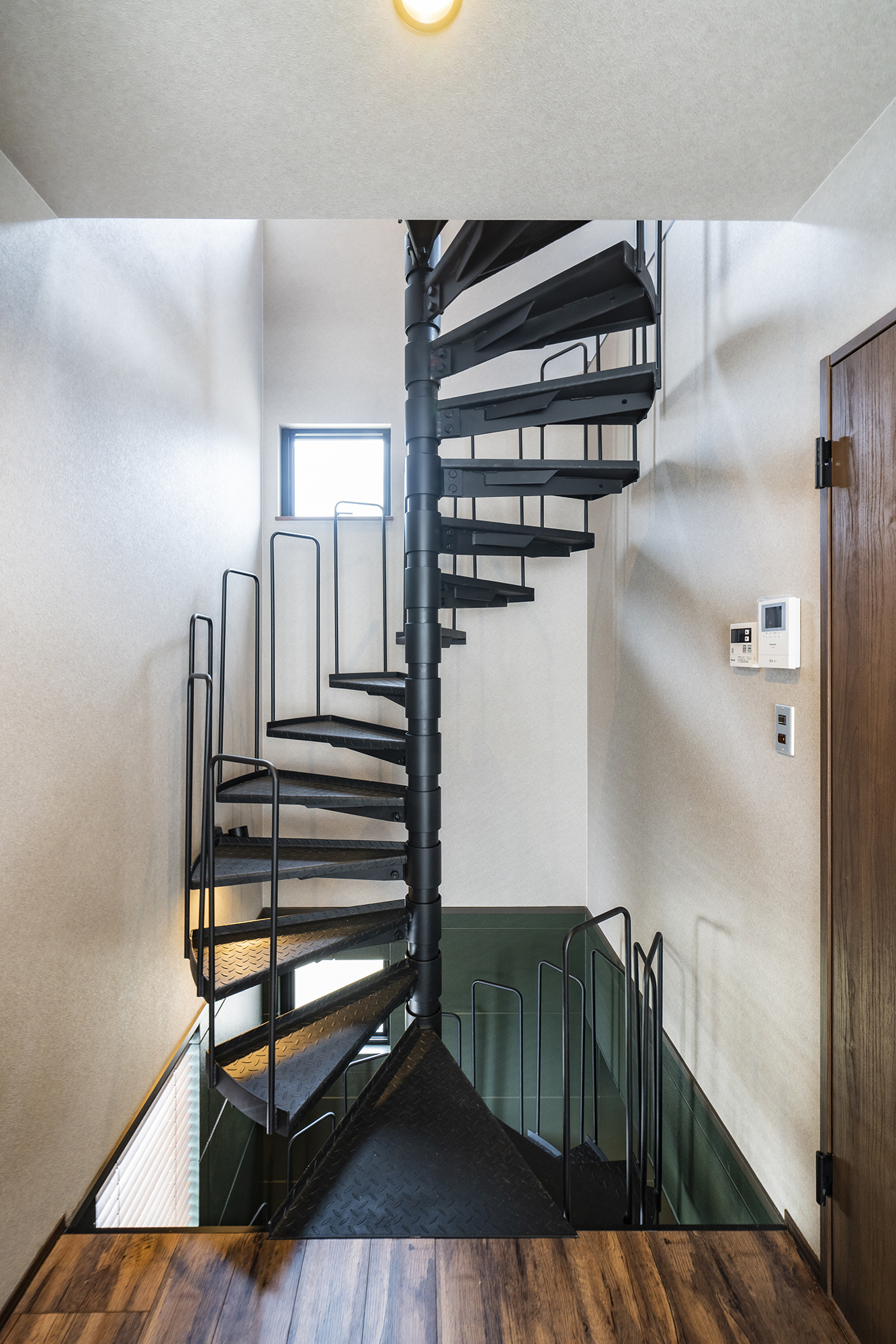 鋼鉄製の螺旋階段が上下階を繋ぎ、自然光を各階の隅々にまで届けている