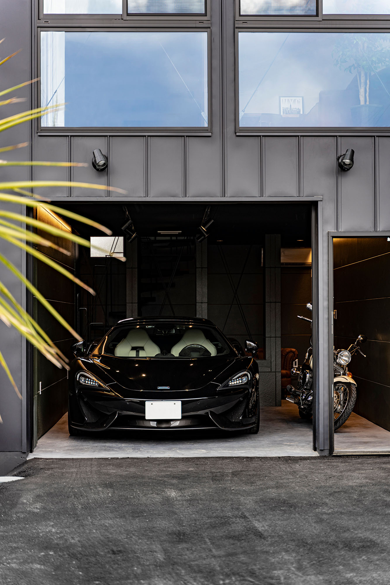 黒いガルバリウムの外壁がクール。インナーガレージが車とバイクを守ってくれる。倉庫風の無骨な外観デザイン