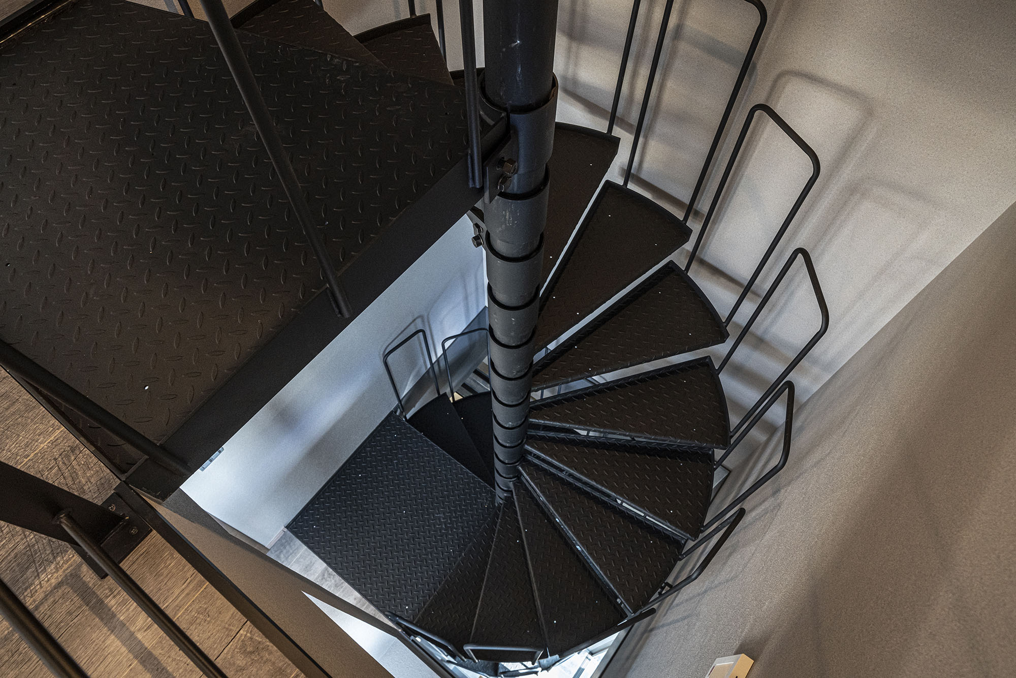 鋼鉄製の螺旋階段が上下階を繋ぎ、自然光を各階の隅々にまで届けている
