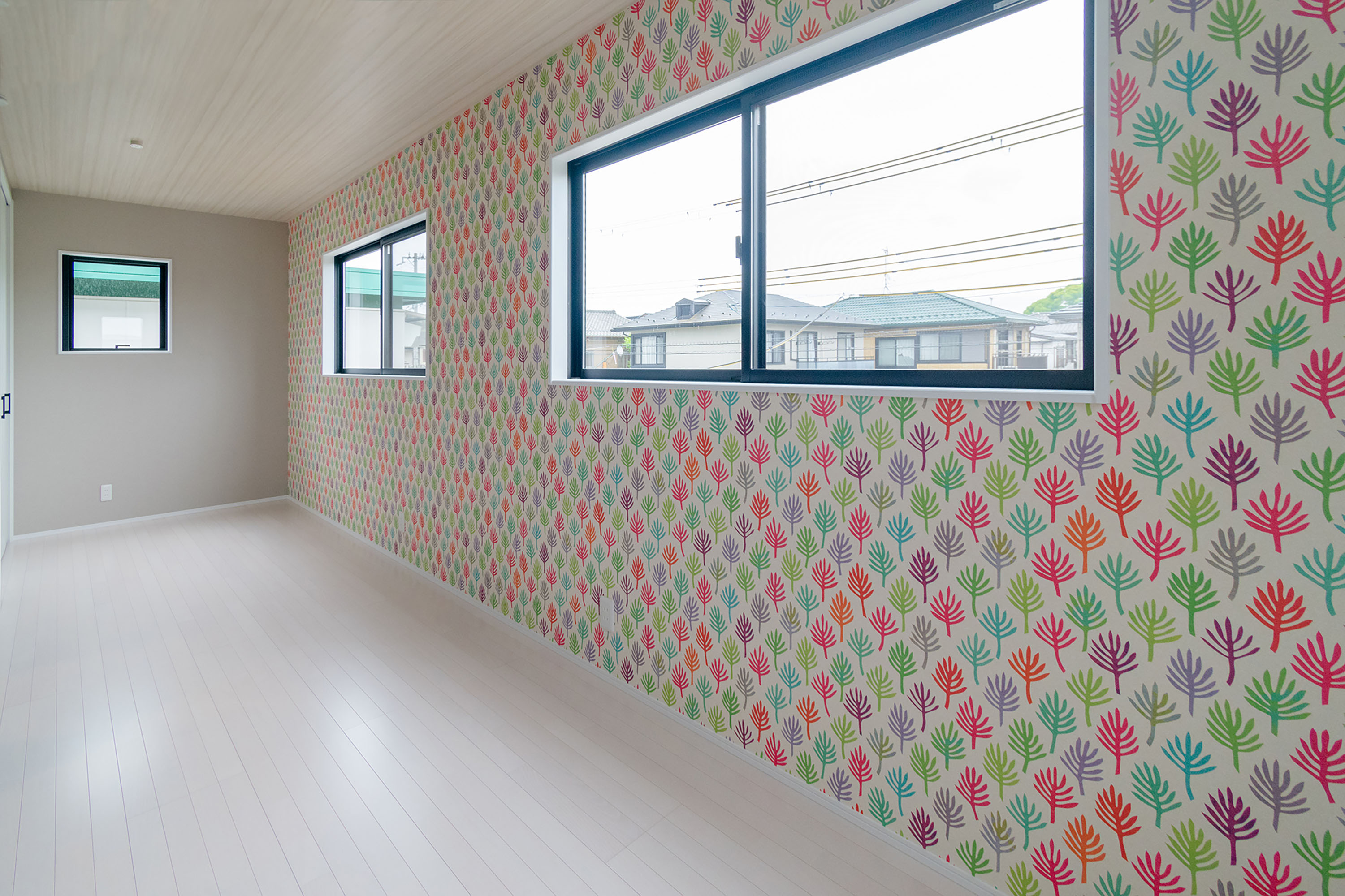 こちらも壁面で遊び心を加えた子ども室。将来は2部屋に分けてつかえるよう、入り口もあらかじめ2つ設けられている