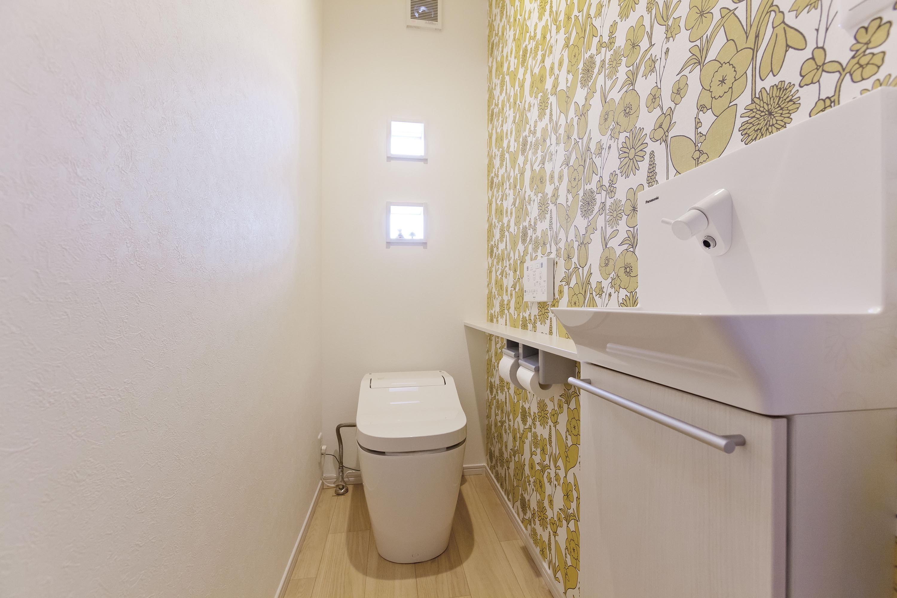 トイレや寝室は遊び心のある壁紙を選んだ。「プライベートな空間だから冒険できました」。落ち着いた色で一面だけにすることでうまく馴染んでいる