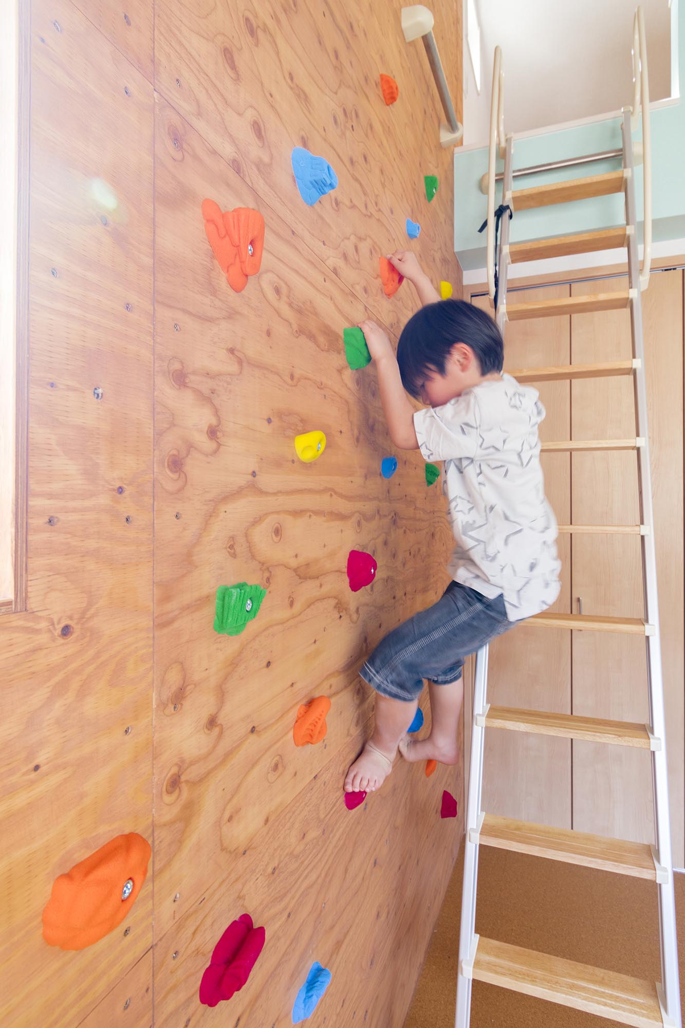 部屋いっぱいのボルダリングウォールは子供たちに大好評