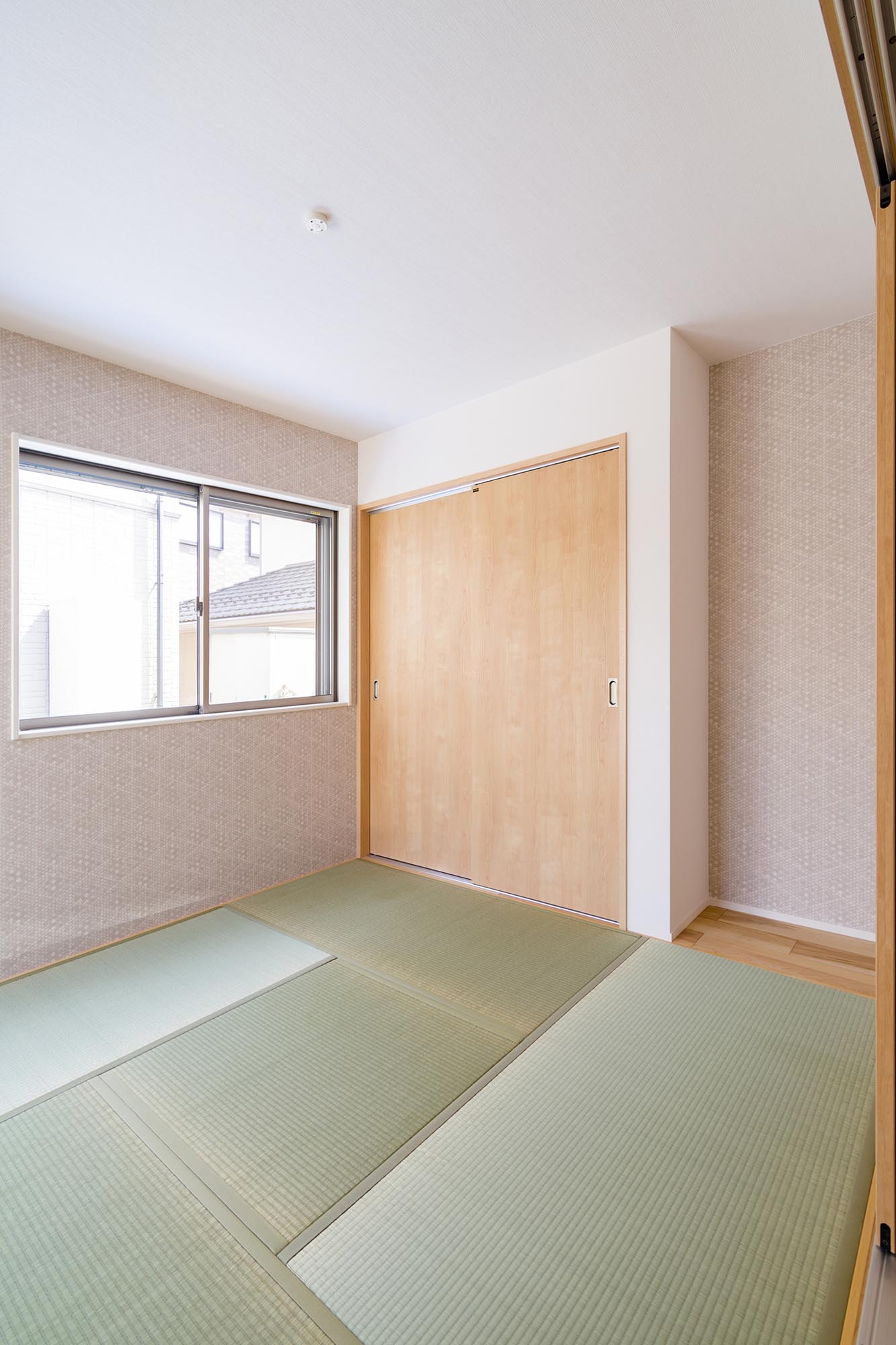 可愛い壁紙使いが好評の和室。客間にもなる和室はしっかりと扉を閉められる独立型に。床の間があるのもうれしい。