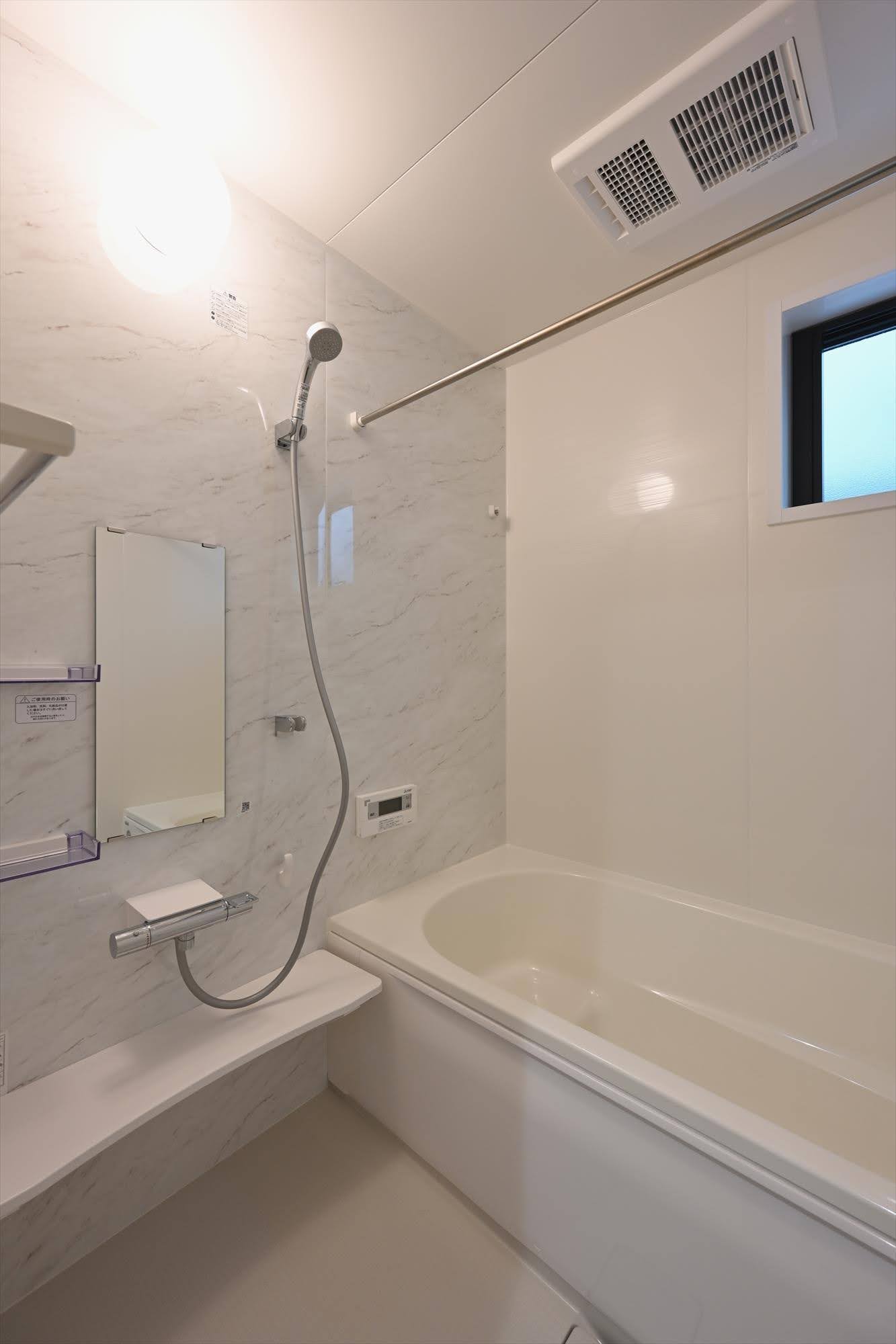 大理石調の清潔感ある浴室