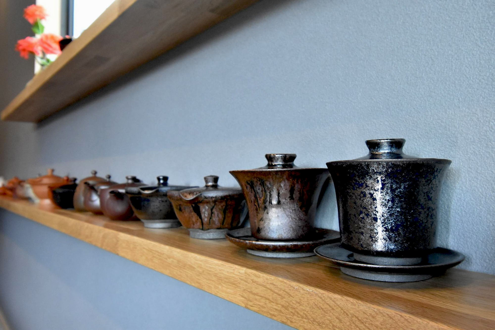 インテリアの一部にもなる棚に並ぶ茶道具
