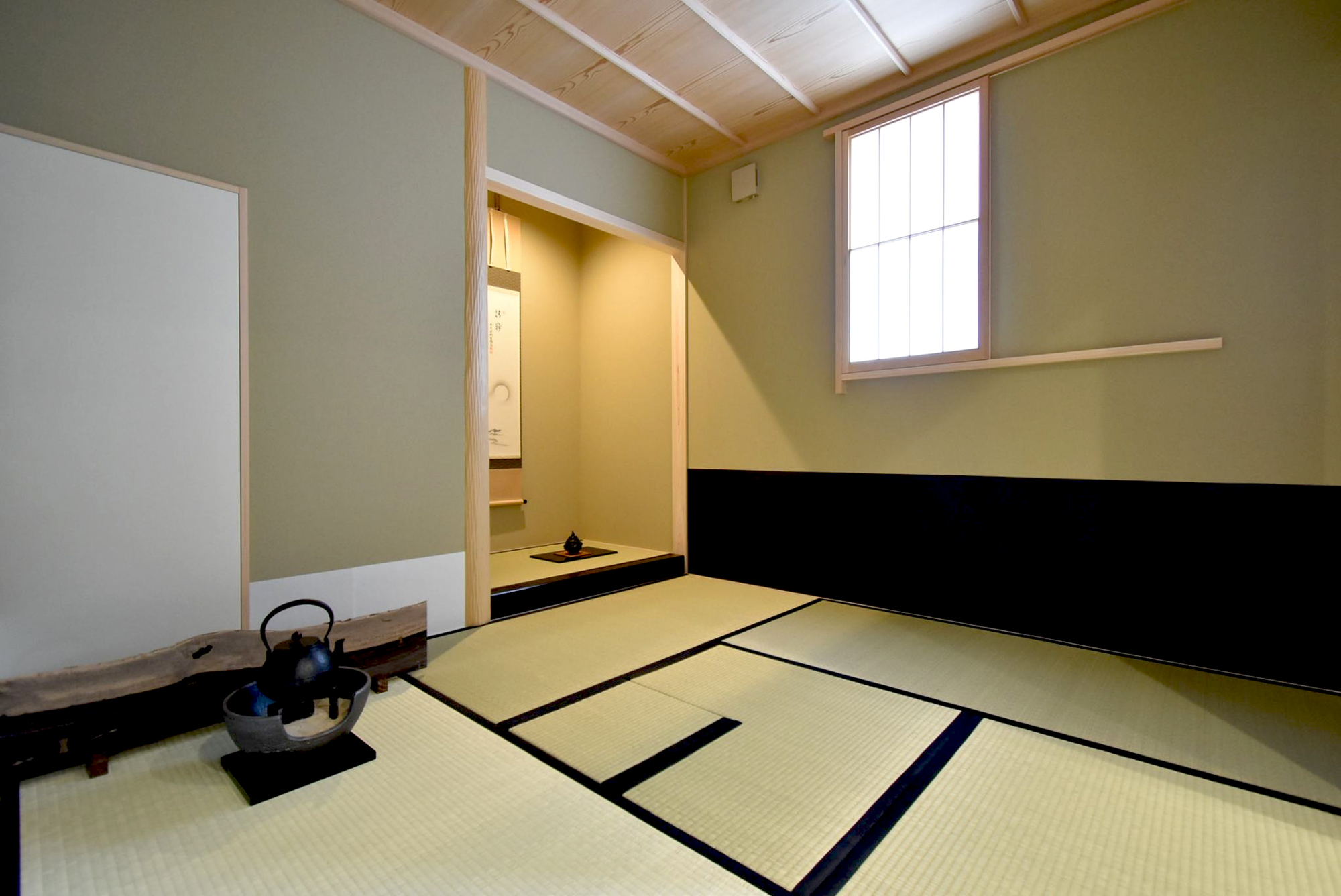 古き良き日本の和室を再現した。 茶室に入るとまず床の前で掛け軸や生け花を楽しんでいただきたい。 おもてなしを最大限に表現した和の空間。